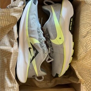 Nike Women's Pegasus Trail 5 M7/W8.5